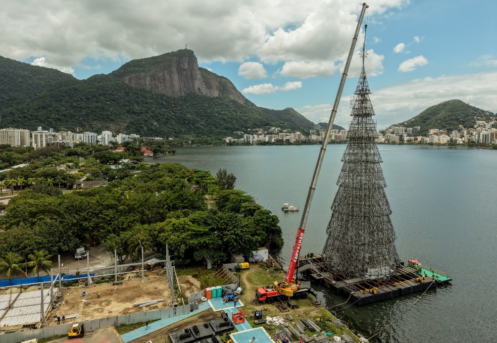 Assembling a Christmas tree in Lagoa – Photo: Gabriel de Paiva/Agência O Globo