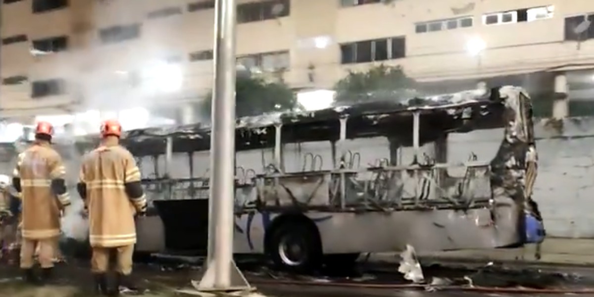 Ônibus é incendiado na Avenida Brasil, em Guadalupe, Zona Norte do Rio