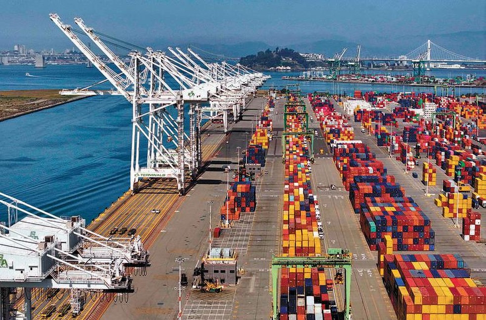  O Porto de Oakland, na Calif�rnia, mostra o impacto da guerra comercial, com importadoras dos EUA sofrendo com cancelamentos de navios fretados da China, por causa do tarifa�o. Tens�o comercial afeta IDH � Foto: Justin Sullivan/Getty Images/AFP