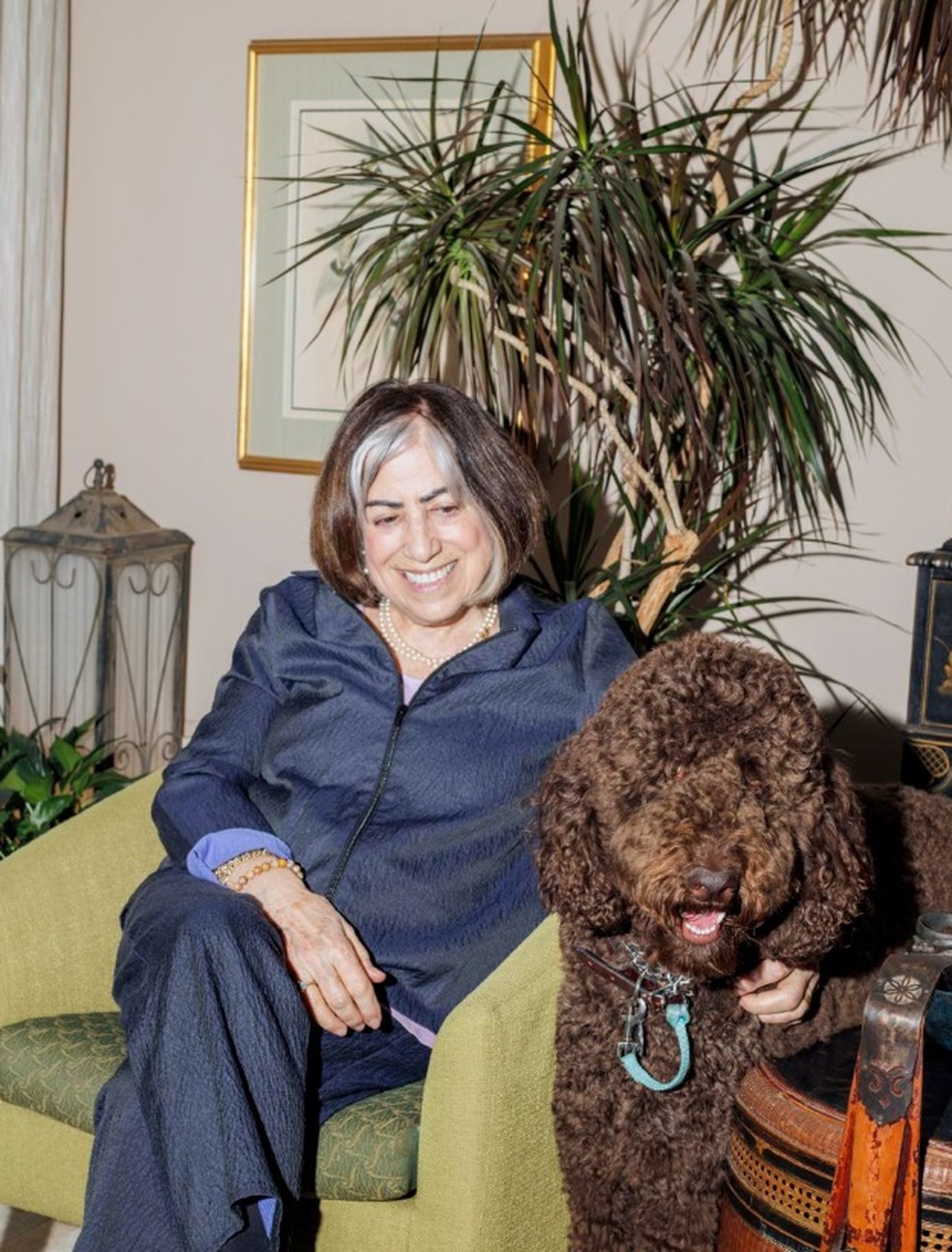 Ruth Zaplin, que gasta de US$ 500 a US$ 700 por mês com a higiene de seu poodle de um ano, Jasper, em sua casa em Washington, D.C — Foto: Jason Andrew/The New York Times