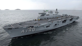 Navio Multipropósito da Marinha carrega blindados, caminhões e até helicóptero