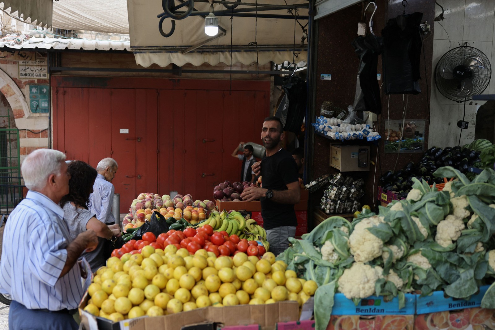 Em meio à guerra Israel x Hamas, pessoas compram frutas em feira de Jerusalém — Foto: Ahmad Gharabli/AFP