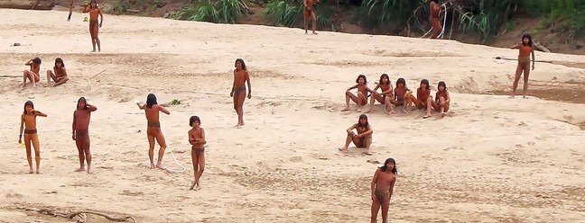 Grupo Mashco Piro em aparição rara no Rio Las Pedras em Madre de Dios, no Peru — Foto: Suvival International