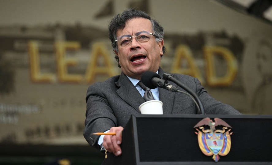 Gustavo Petro tenta bloquear posse presidencial em instalação militar na Colômbia