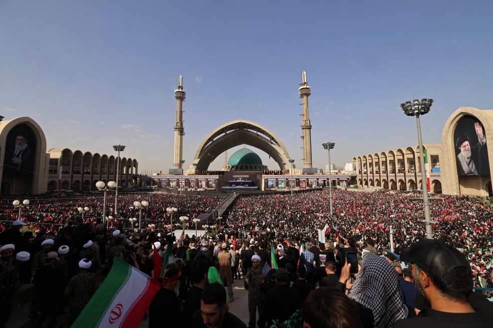 Pessoas em luto re&uacute;nem-se no Grande Mosalla para prestar suas &uacute;ltimas homenagens ao falecido l&iacute;der supremo do Ir&atilde;, Aiatol&aacute; Ali Khamenei, no in&iacute;cio das cerim&ocirc;nias f&uacute;nebres em Teer&atilde;, em 4 de julho de 2026 &mdash; Foto: ATTA KENARE / AFP