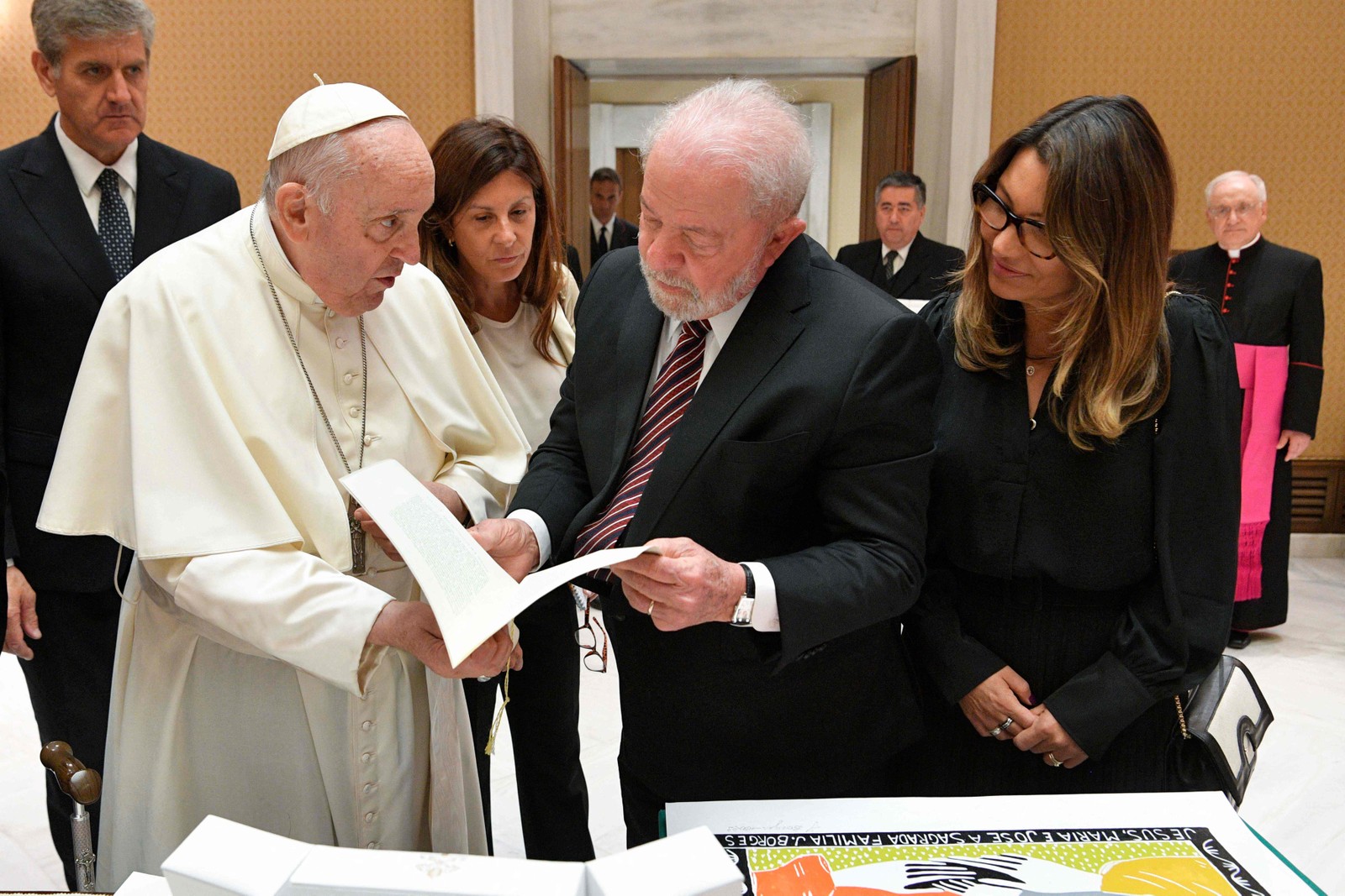 O Papa Francisco com o Presidente Luiz Inácio Lula da Silva e sua esposa Janja da Silva no Vaticano — Foto: VATICAN MEDIA / AFP