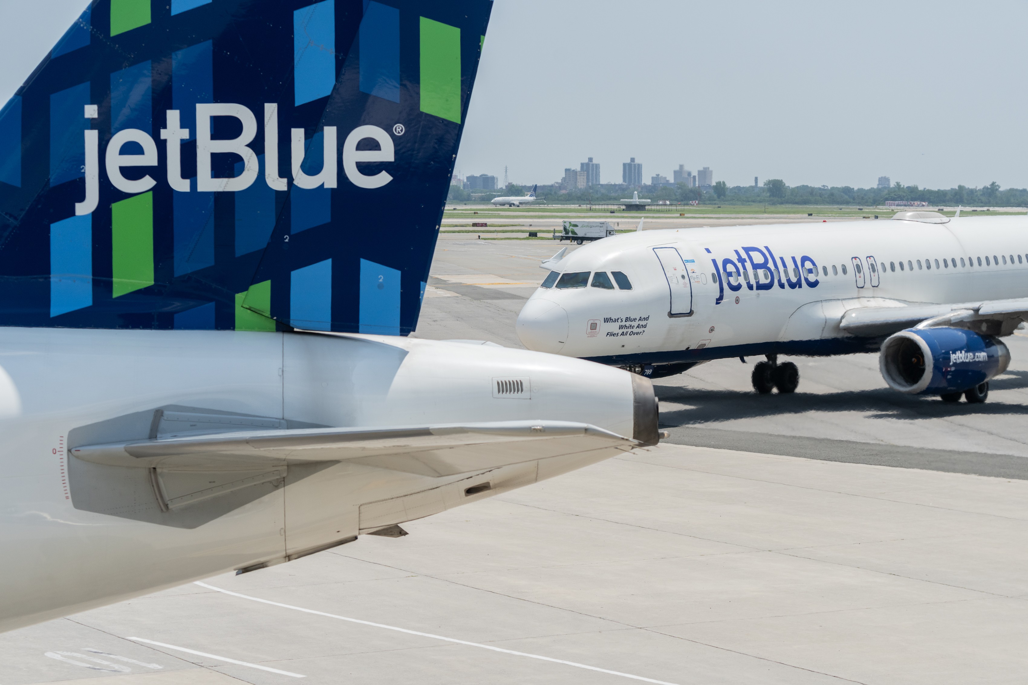 Avião da JetBlue atinge drone durante aproximação para pouso em Nova York
