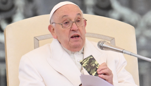 Papa aparece em público sem um dente da frente: veja os problemas de saúde enfrentados por Francisco