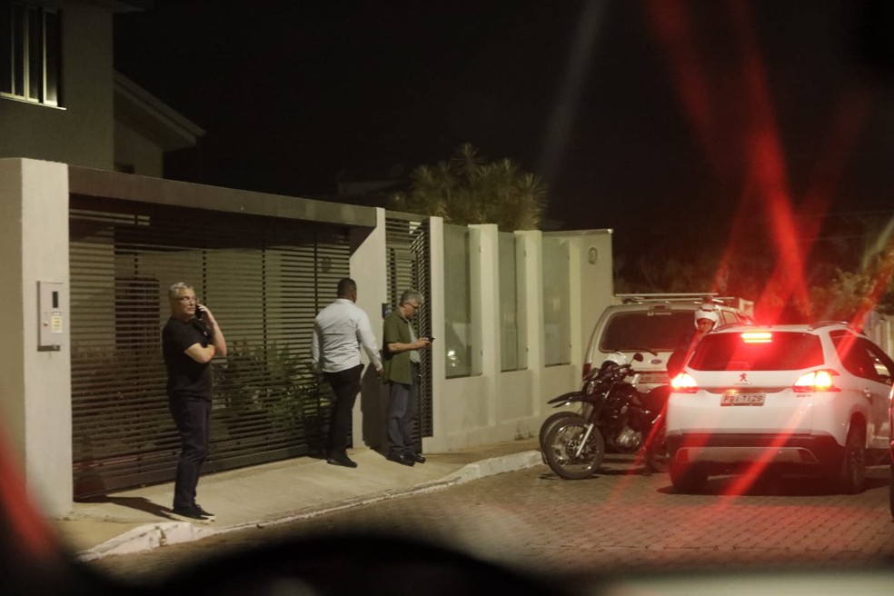 Movimentação na porta da casa de Bolsonaro após a decisão de Moraes — Foto: Cristiano Mariz