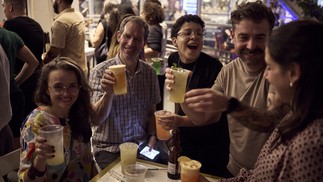 Catalina Jaime, Rita Cozma, Francisco Rene, John Harding e Mariana, provam coquetéis com sabores típicos da região Norte do Brasil — Foto: Marina Calderon
