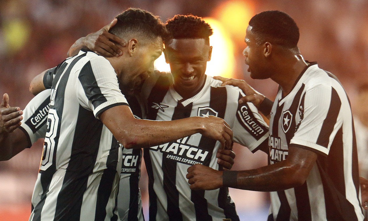 Botafogo vende 15 mil camisas de nova coleção em 24h, recorde em sua história
