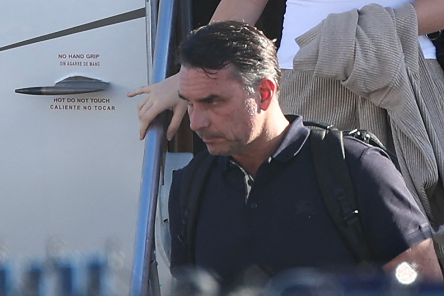 Flávio Bolsonaro desembarca de um avião após chegar ao Aeroporto Executivo de Opa-Locka, em Miami, Flórida, em 28 de outubro de 2026.