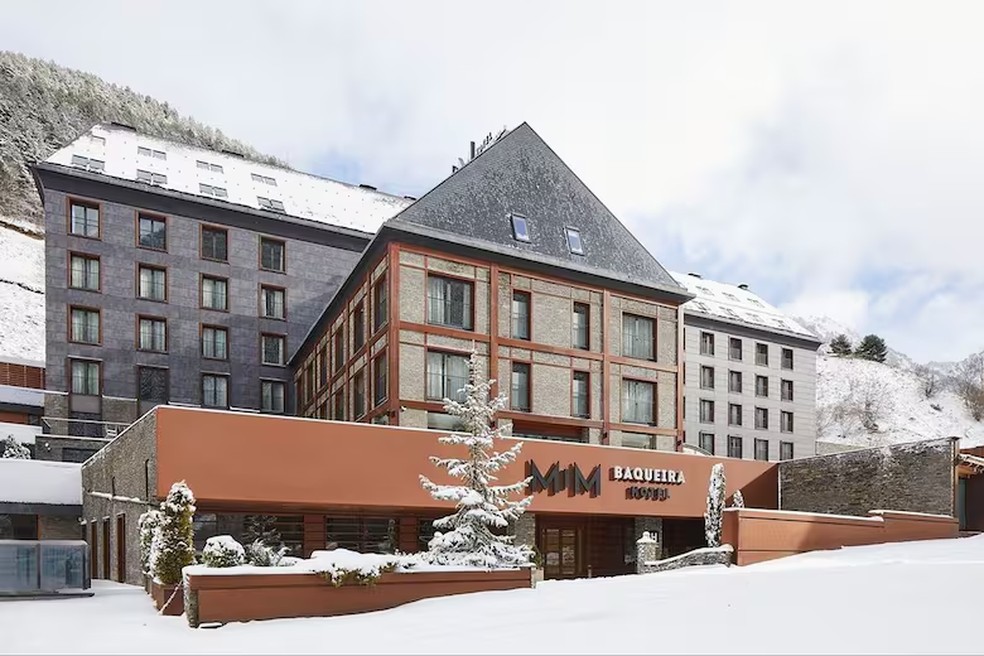 A fachada do Hotel MiM Baqueira combina pedra e madeira, refletindo sua identidade como um refúgio de montanha — Foto: Reprodução