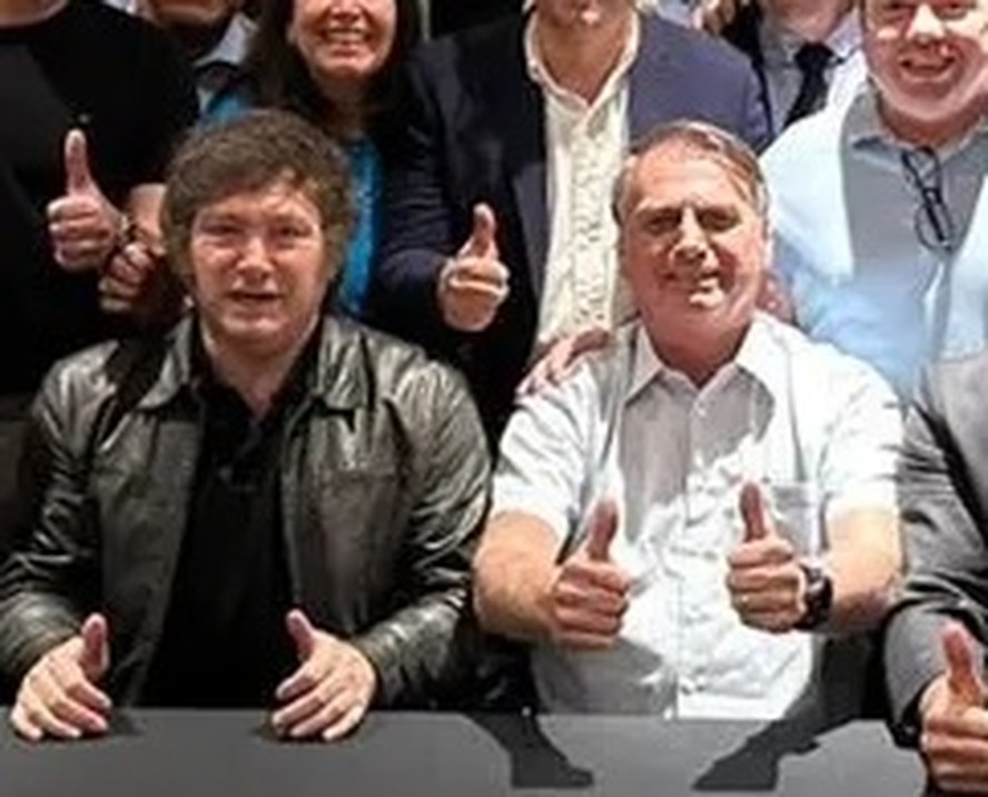 Javier Milei, presidente eleito da Argentina, ao lado do ex-presidente Jair Bolsonaro
