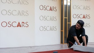 Funcionário coloca o tapete vermelho na área de entrada onde a 98ª cerimônia do Oscar acontece — Foto: ANGELA WEISS / AFP