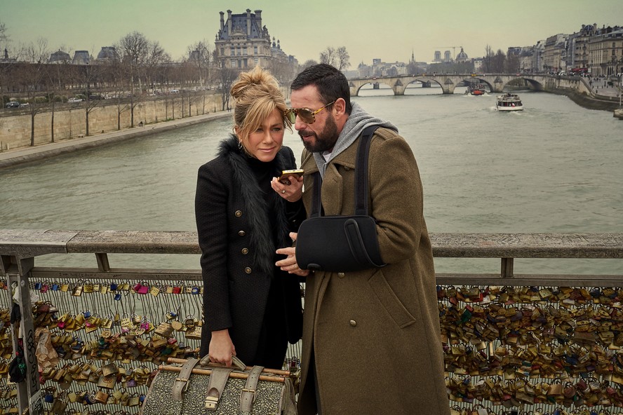 Jennifer Aniston e Adam Sandler em 'Mistério em Paris'