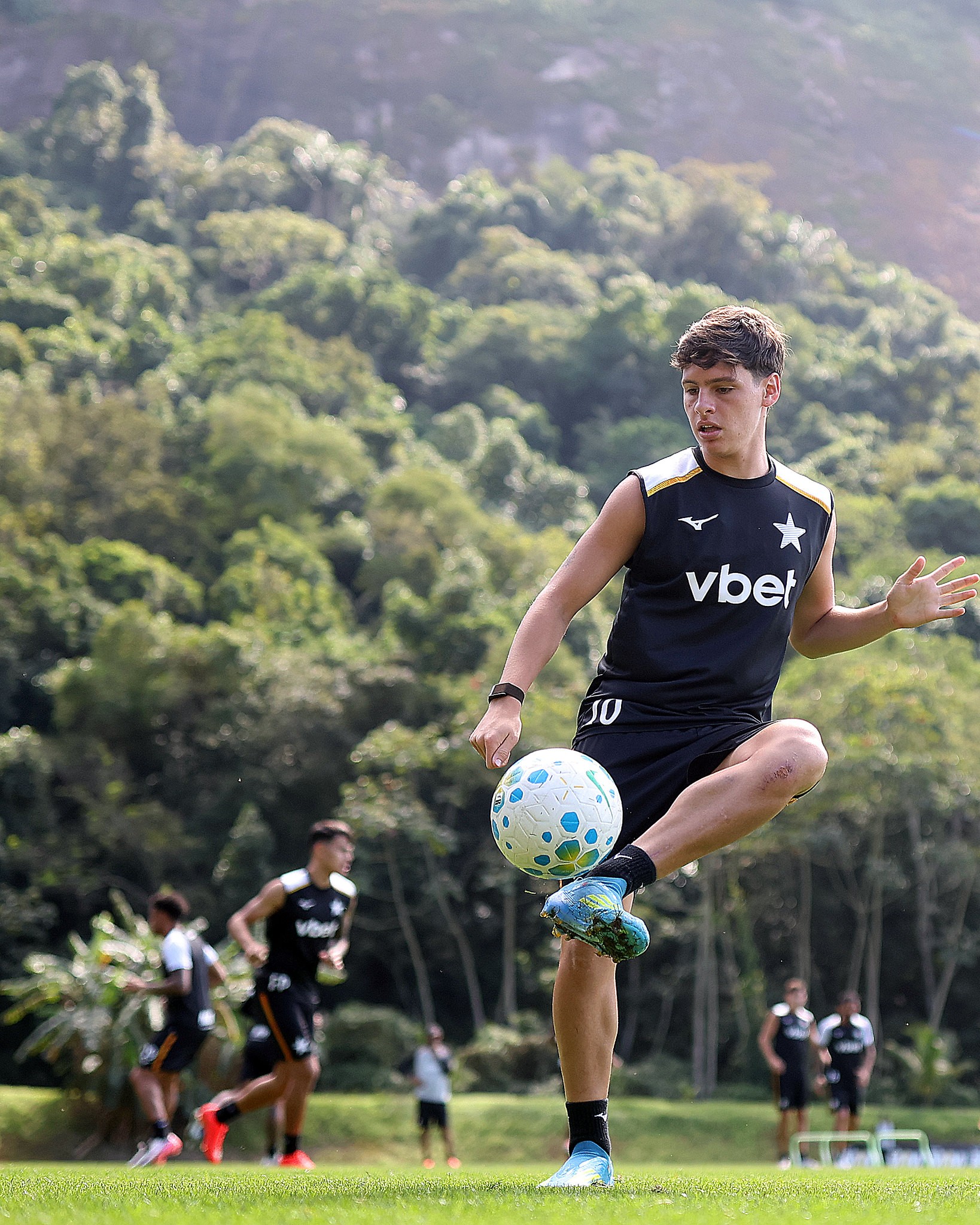 Entre reforços e dúvidas, Botafogo tenta deixar goleada para trás em visita ao Vitória