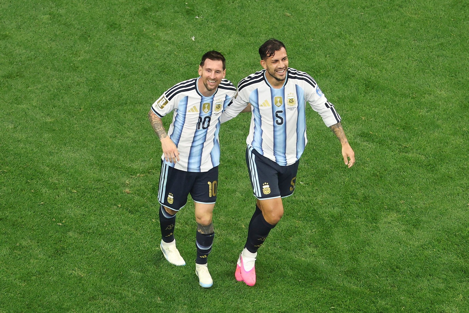 Lionel Messi e Leandro Paredes comemoram segundo gol do camisa 10 — Foto: Getty Images via AFP