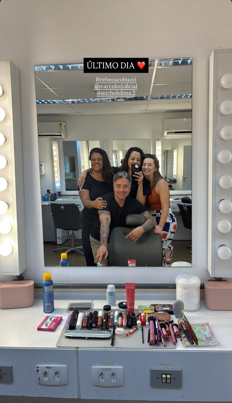 Maeve Jinkings posa com a equipe no última dia de gravação de 'Vale tudo' — Foto: Reprodução/Instagram