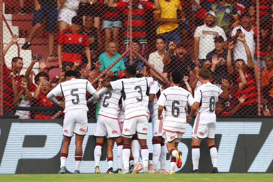 Jogadores do Flamengo comemoram na vitória sobre o Audax