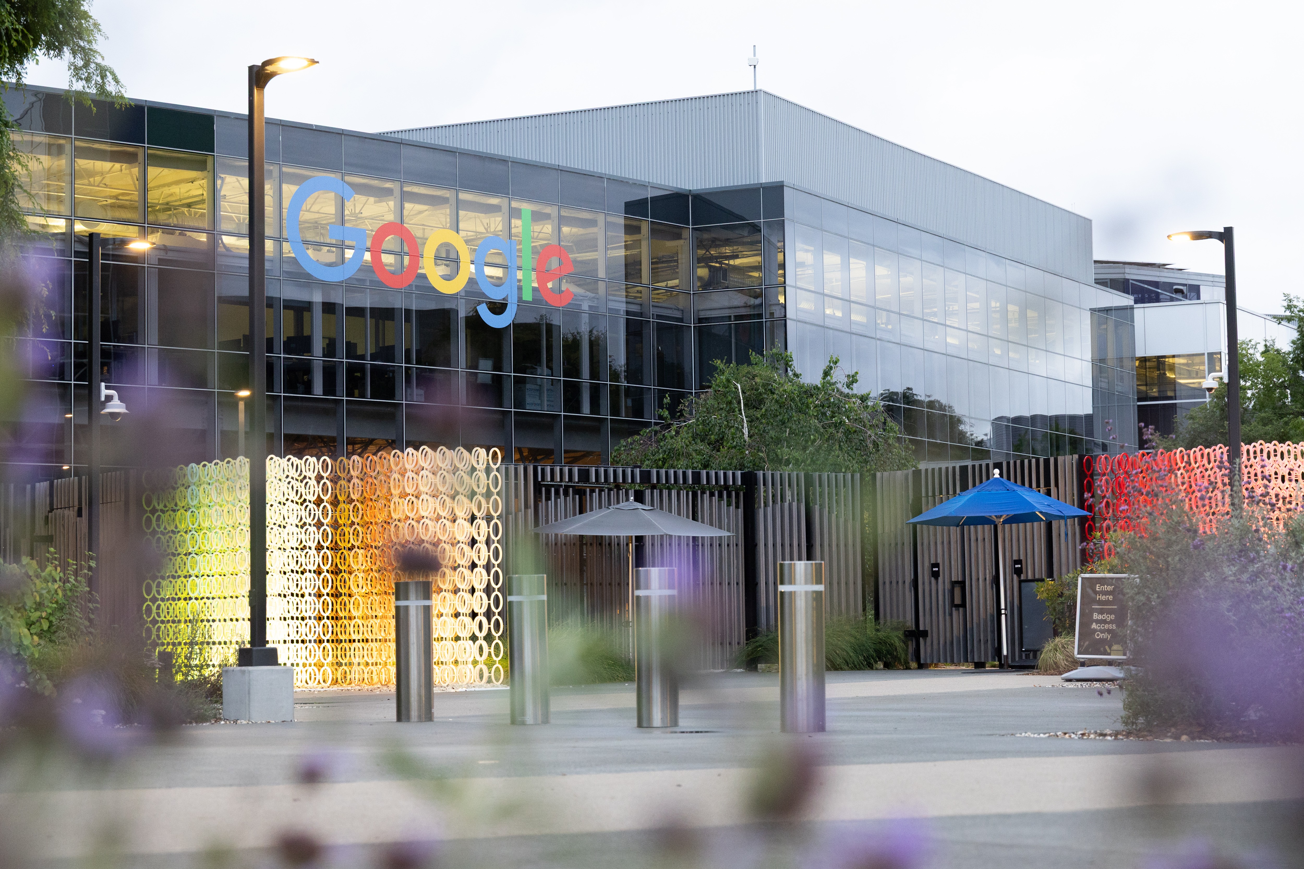 Dona do Google supera estimativas no 2º trimestre graças à receita de computação em nuvem e ao avanço da IA