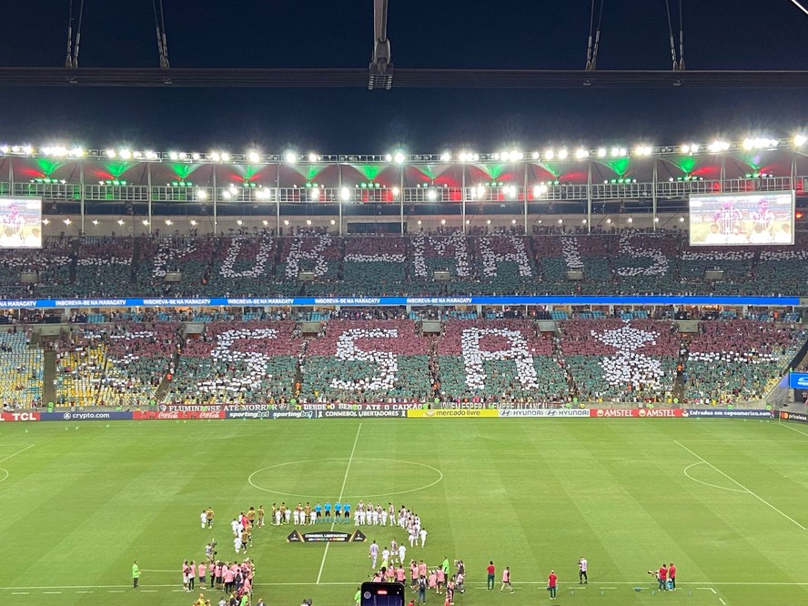 Mosaico incompleto da torcida do Fluminense no jogo contra o Colo-Colo, pela Libertadores