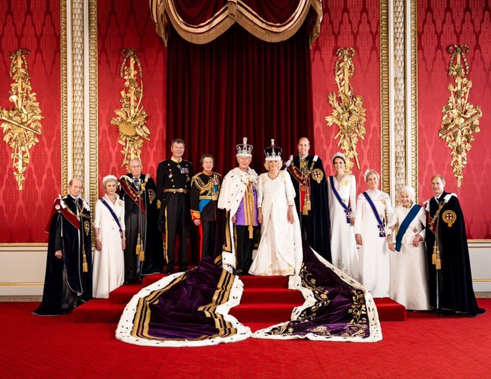 Primeira foto oficial da família real britânica após coroação do rei Charles III e da rainha Camilla — Foto: Divulgação / Palácio de Buckingham