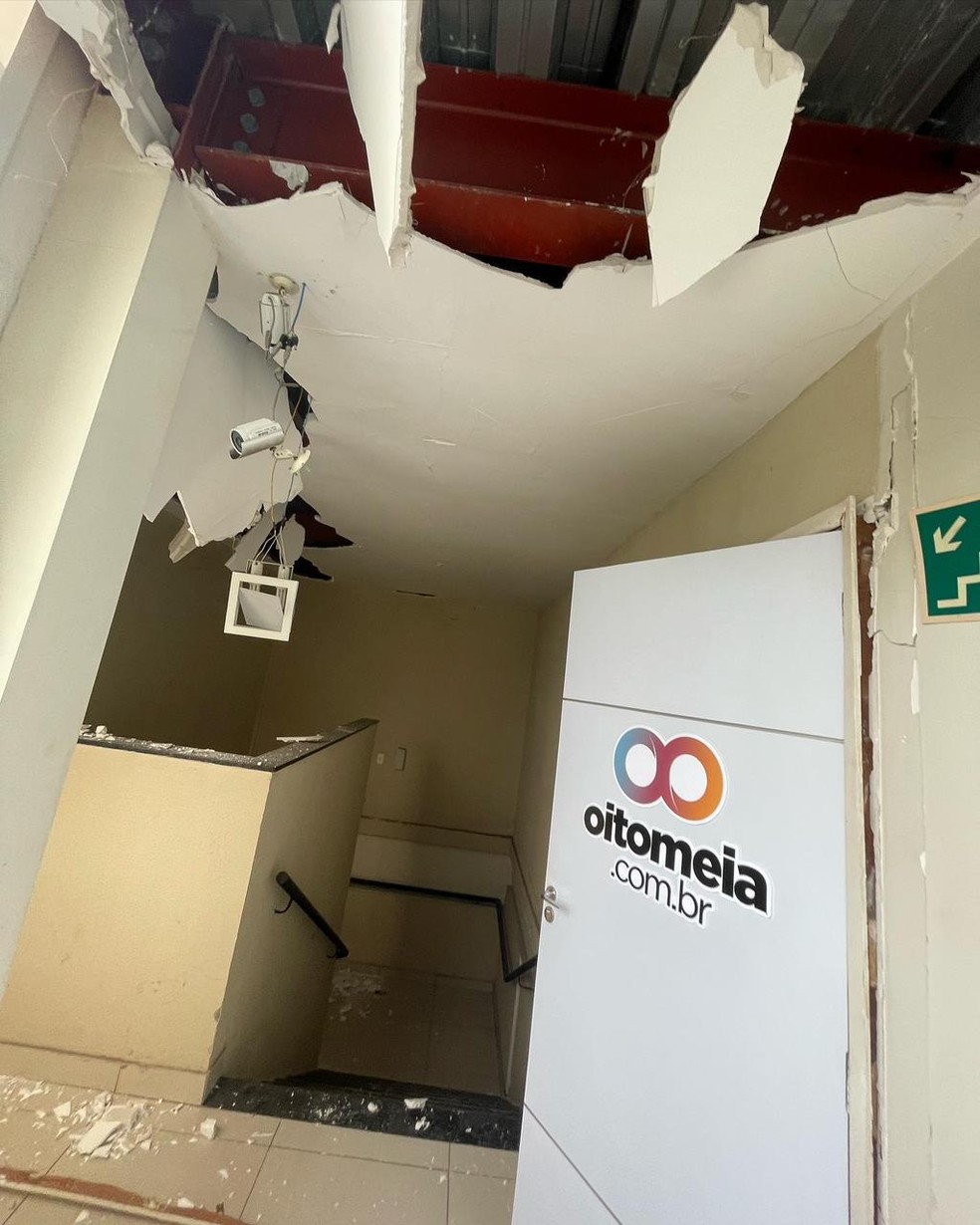 Teto danificado no escritório do portal Oitomeia — Foto: Alisson Paixão / Portal Oitomeia