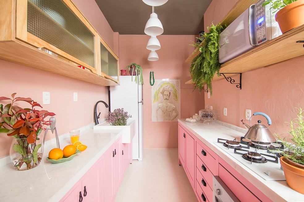 A cor rosa chega à cozinha, tingindo paredes, armários e
