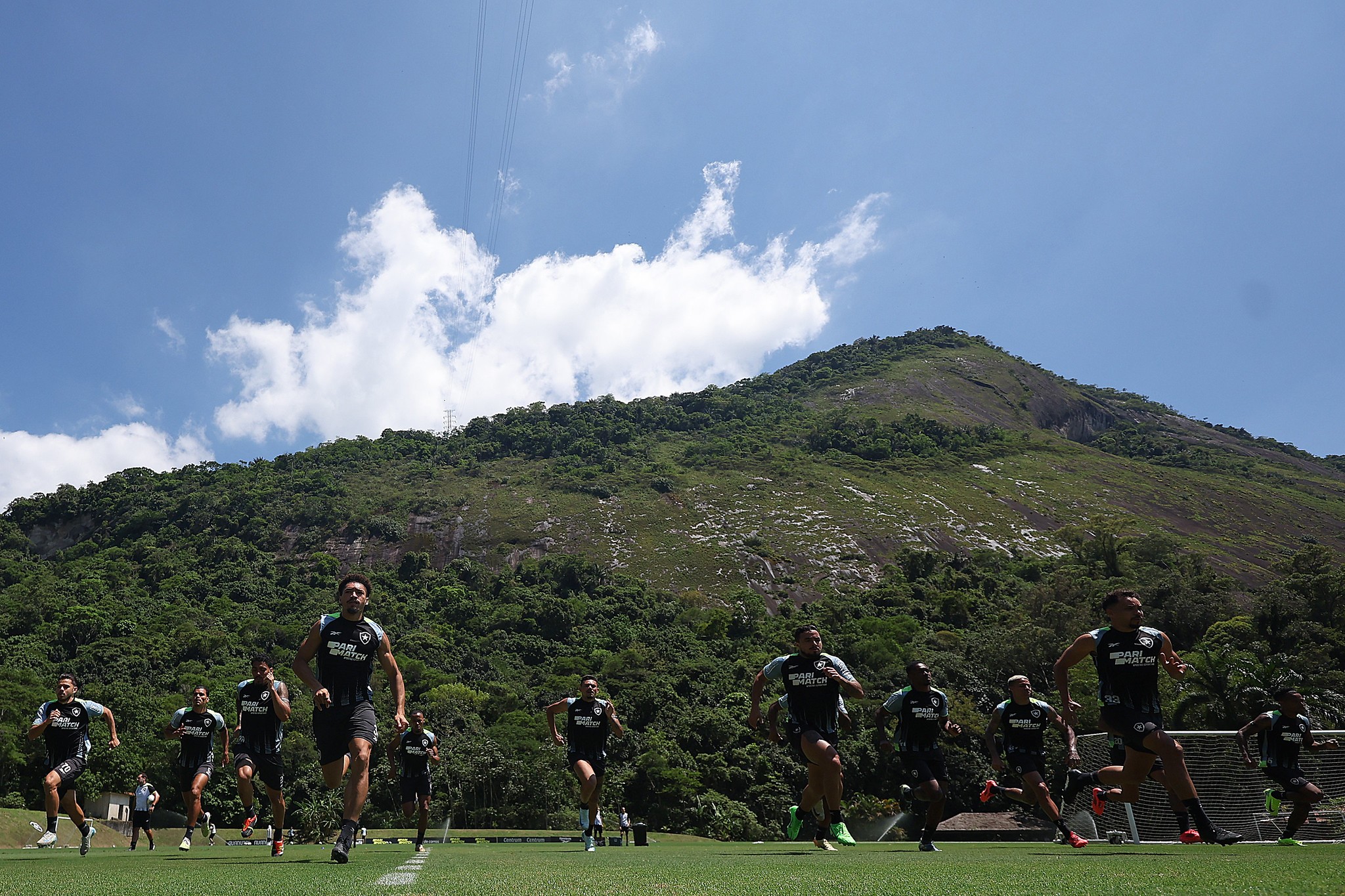 Grupo completo x preocupação com convocados: Botafogo inicia maratona final da temporada com dilema físico