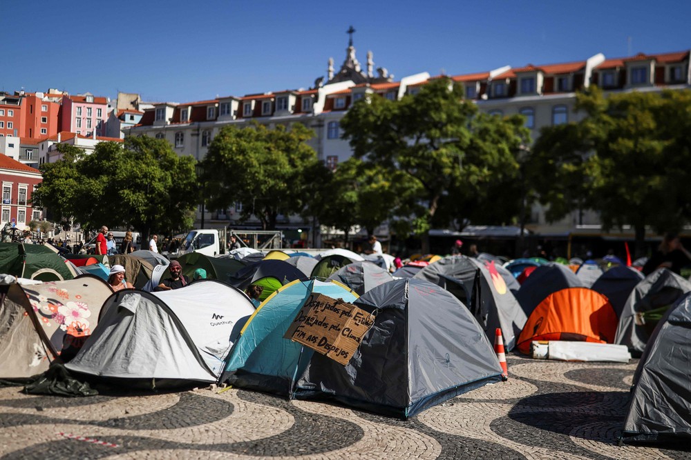Primeiro-ministro de Portugal se cala enquanto polícia é violenta com ...