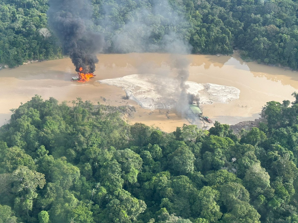 PF destrói balsas do garimpo ilegal na Amazônia em ação na fronteira ...