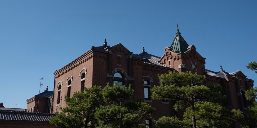'A arquitetura cl�ssica de pris�es encontra a eleg�ncia moderna', diz a HOSHINOYA Nara Prison sobre uma antiga pris�o transformada em hotel de luxo - Foto: Reprodu��o / HOSHINOYA Nara Prison
