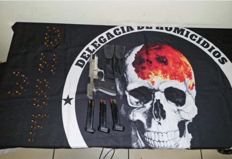 Pistola e carregadores apreendidos pela DHBF — Foto: Reprodução