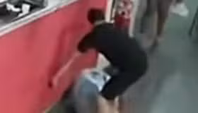 Protesto na Ilha do Governador pede justiça por idoso agredido em bar