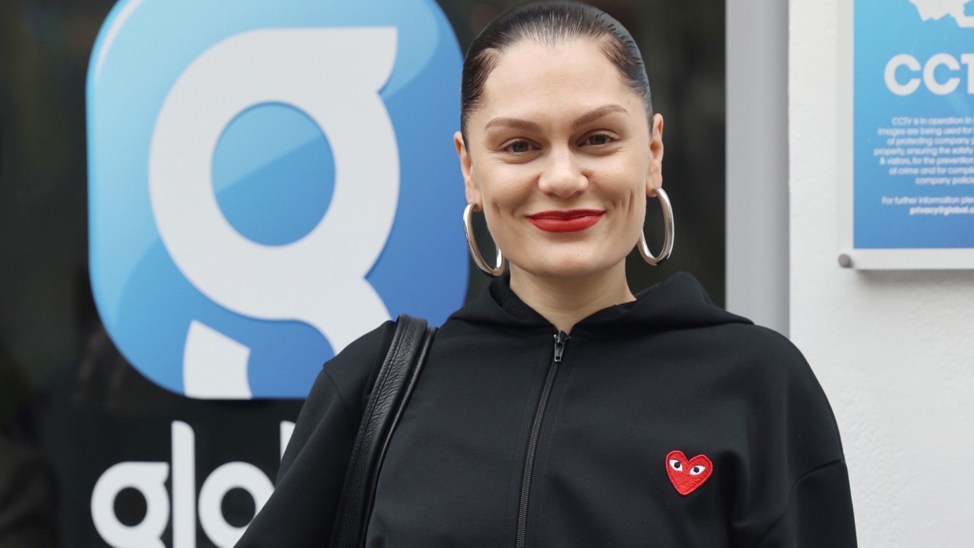 Jessie J revela que está sem câncer após tratamento contra doença
