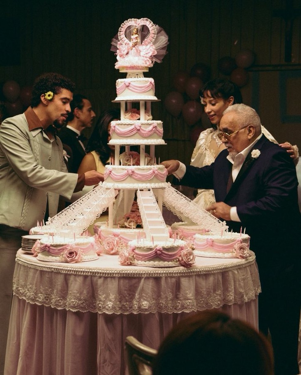 Bad Bunny e Willie Colón nas gravações do videoclipe de "NUEVAYoL" — Foto: Divulgação