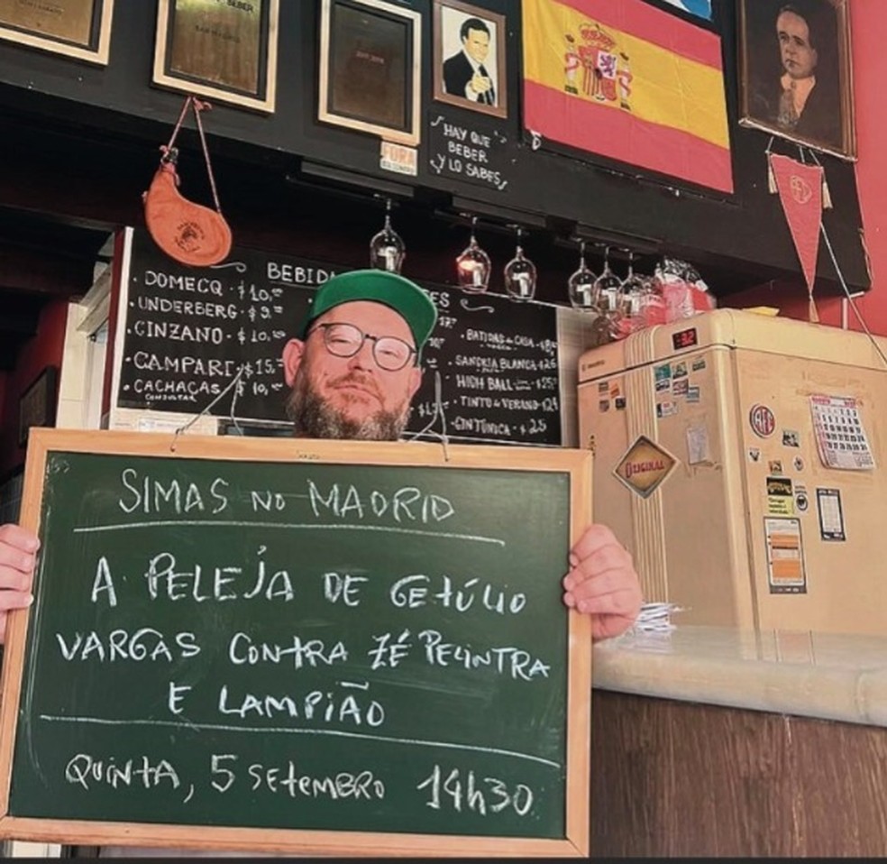 Encontros no botequim. Luiz Antonio Simas no bar Madrid: aulas de história — Foto: Reprodução