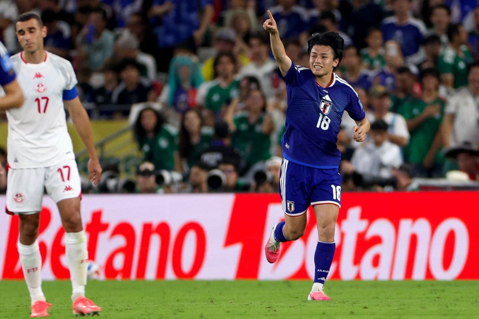 Ueda fez gol para o Japão em goleada sobre a Tunísia — Foto: Julio Cesar AGUILAR / AFP