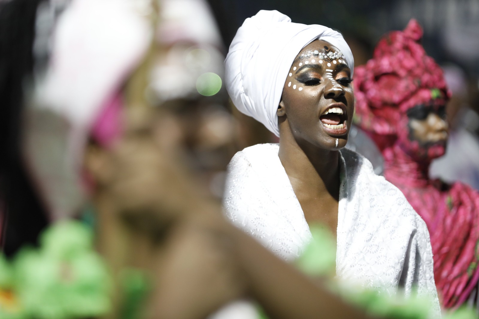 Mangueira desfila o enredo "As Áfricas que a Bahia Canta" — Foto: Guito Moreto