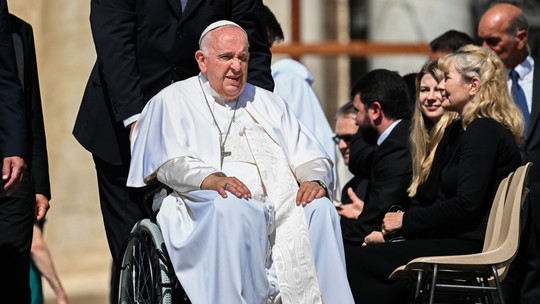 Papa Francisco passou 'uma boa noite' no hospital após cirurgia