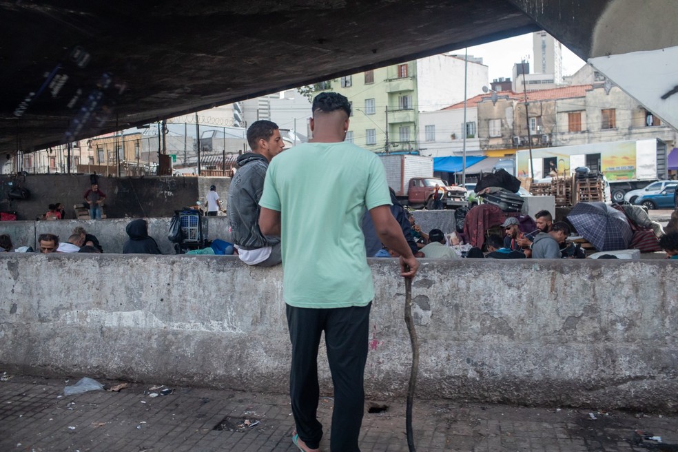Usuários embaixo do viaduto 25 de Março — Foto: Edilson Dantas / O Globo