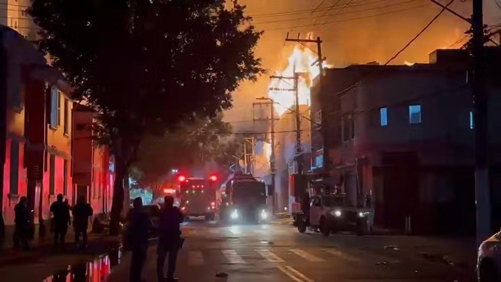 Incêndio atinge fábrica de mesas de sinuca na região do Brás, no Centro de SP