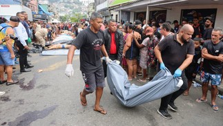 Mais corpos chegando à praça — Foto: Fabiano Rocha/Agência O Globo