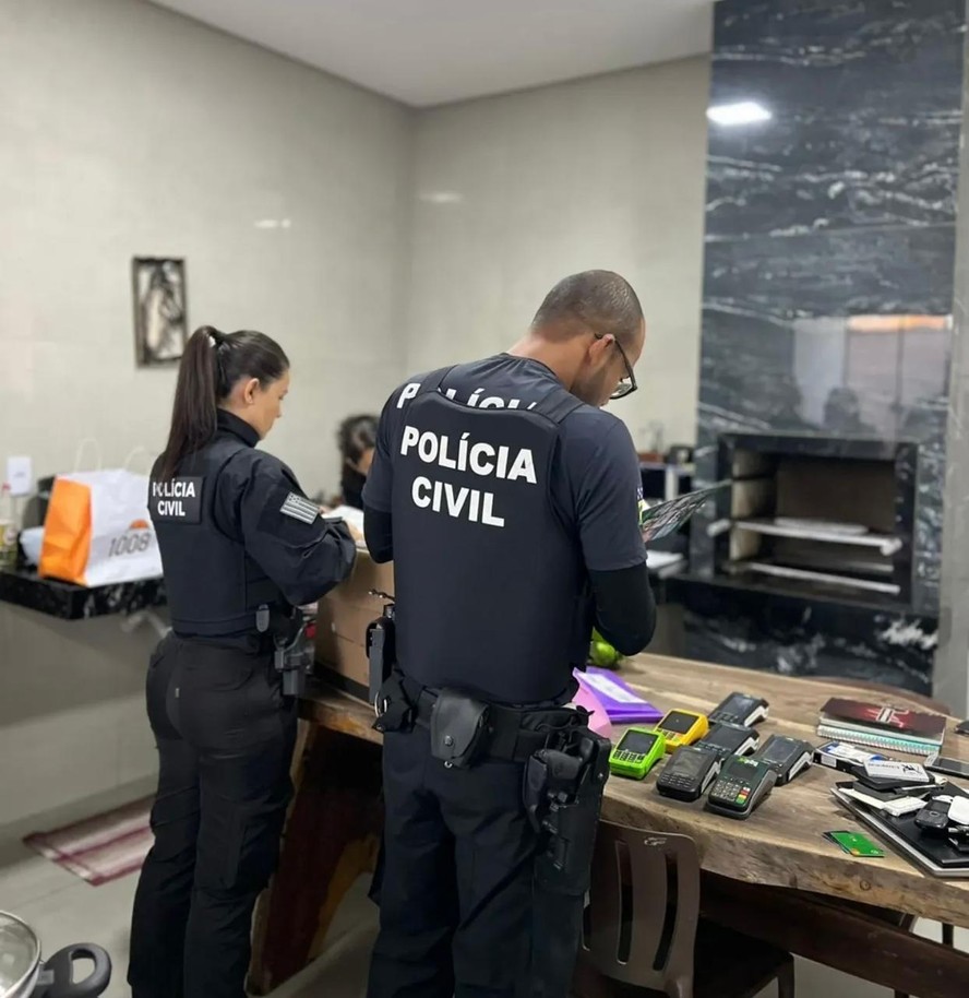 Agentes fazem buscas durante a operação Deep Hunt