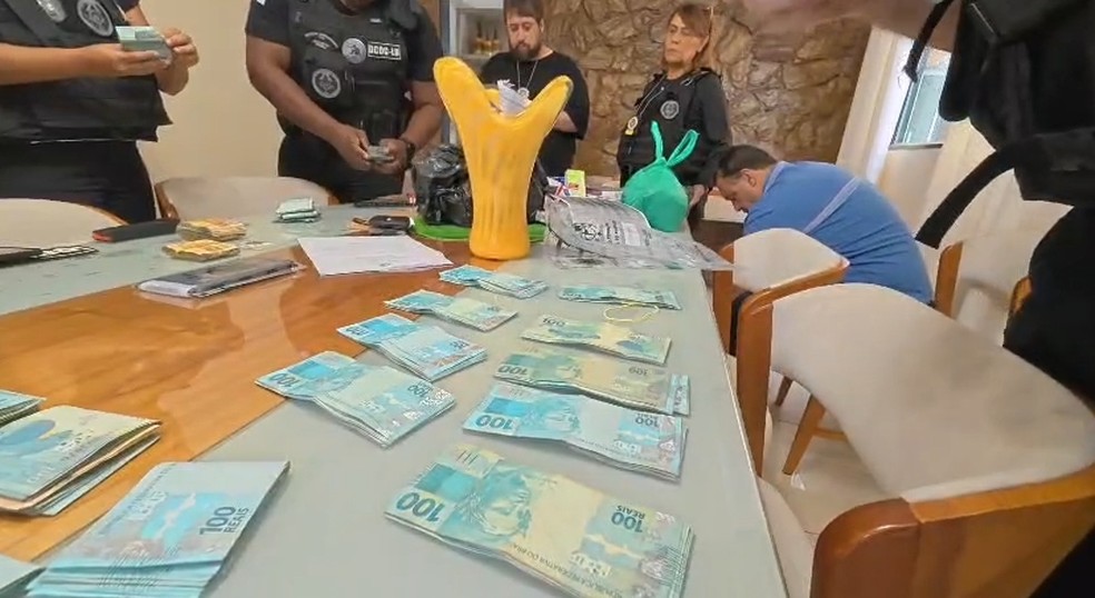 Polícia prende o vereador Ernane Aleixo (PL), de São João de Meriti, em sua casa. Ele é suspeito de ter negociado com traficantes vagas de nomeação em troca de apoio político — Foto: Reprodução