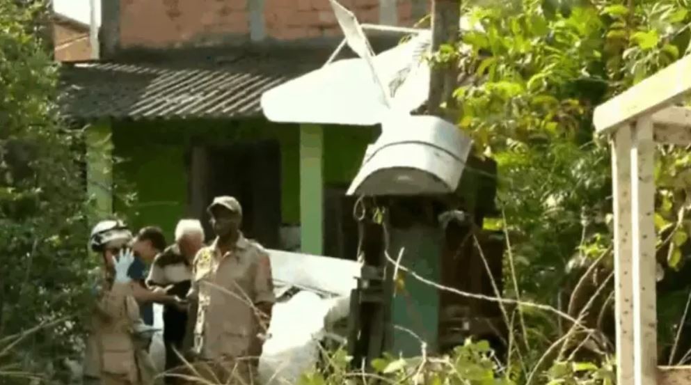 Piloto morre após queda de avião de pequeno porte em área residencial de Nova Iguaçu