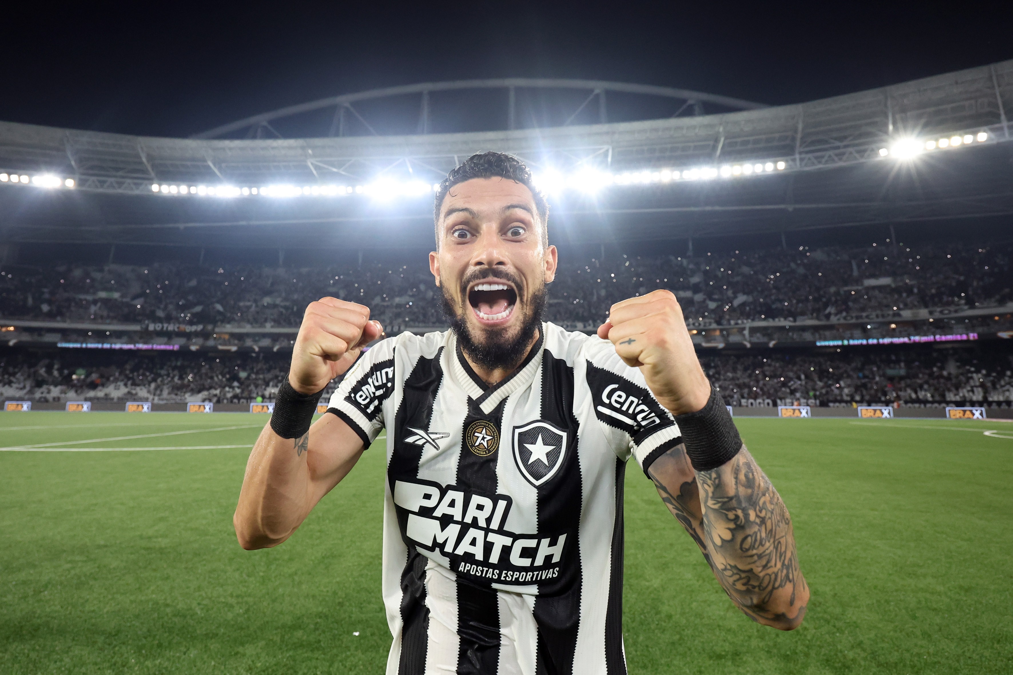 Alex Telles, do Botafogo, é convocado para a seleção brasileira