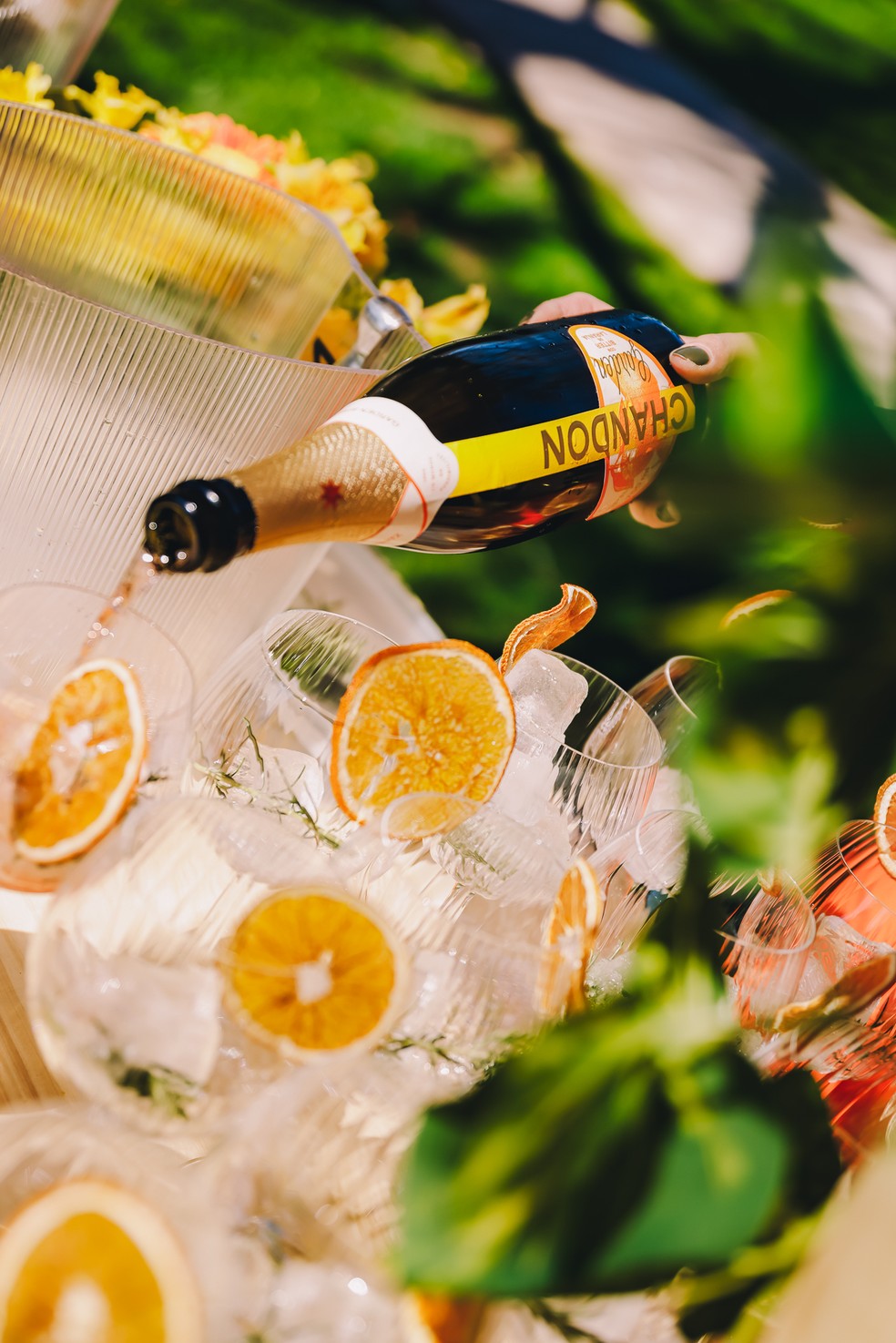 O Garden Spritz pode ser bebido com gelo, uma rodela de laranja desidratada e um raminho de alecrim — Foto: Divulgação Chandon