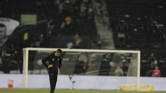 Botafogo decide demitir Bruno Lage em meio a sequência ruim e queixas de jogadores